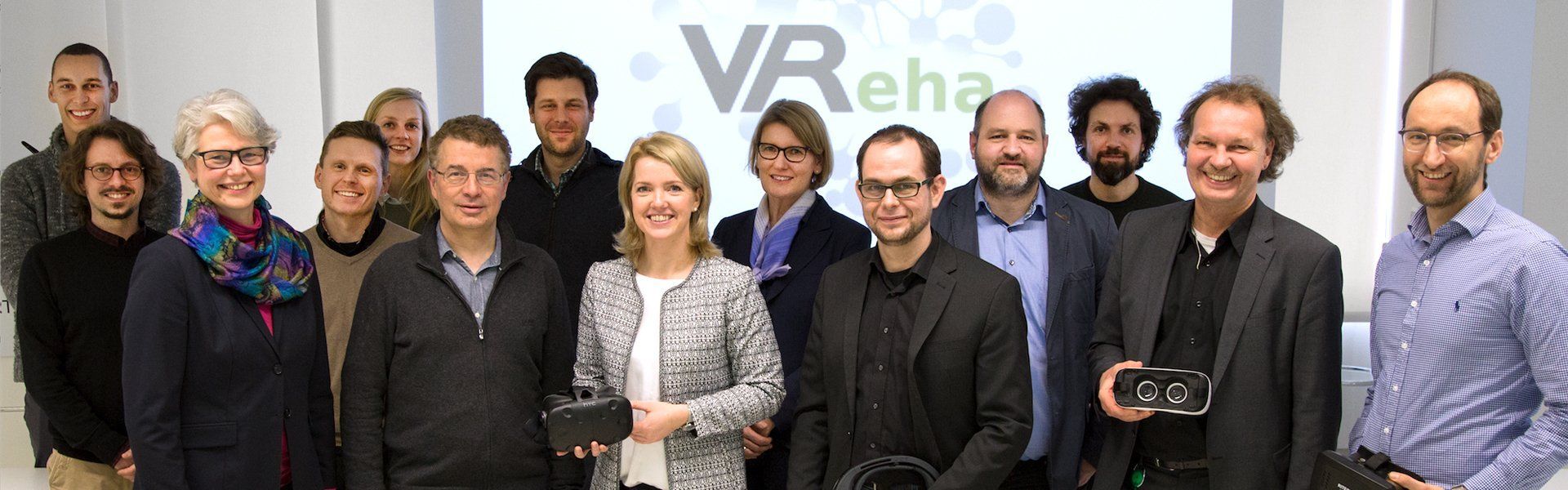Gruppenbild der VReha Projektteilnehmer Joseph Kuchling, Stephan Krohn, Angelika Thöne-Otto, Felix Klotzsche, Johanne Tromp, Arno Villringer, Carsten Finke, Sabrina Epperlein, Dorothee Schlüter, Bert Vehmeier, Michael Preier, Michael Gaebler, Oliver Schreer, Paul Chojecki, (nicht auf dem Bild: Mert Akbal)